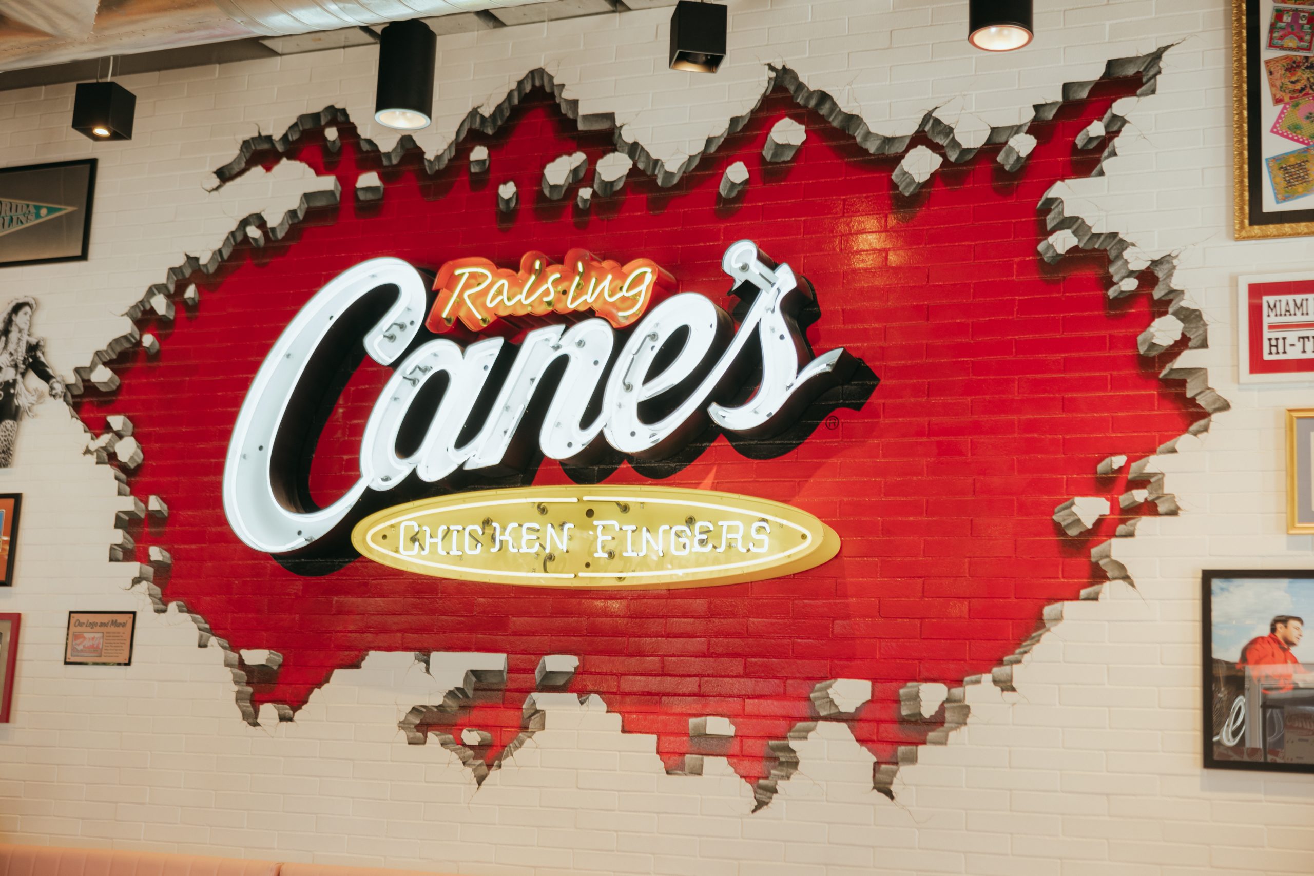 从“傻念头”到200亿美元：Raising Cane’s 炸鸡柳帝国的极致经营学