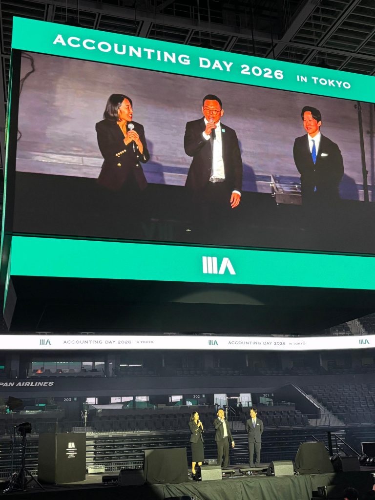 拿汀叶欣向(左起)与叶志超,在东京举行的“2026年会计日”大会上与Nihon M&A Center马来西亚分公司董事经理福岛裕树一同登台分享。
